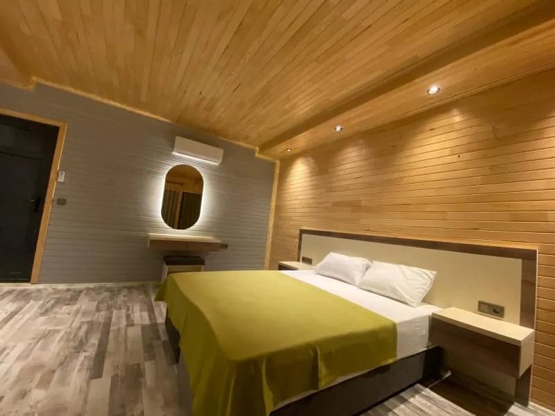 Club Sun Village Deluxe oda yatak ve aydınlatmalı ayna