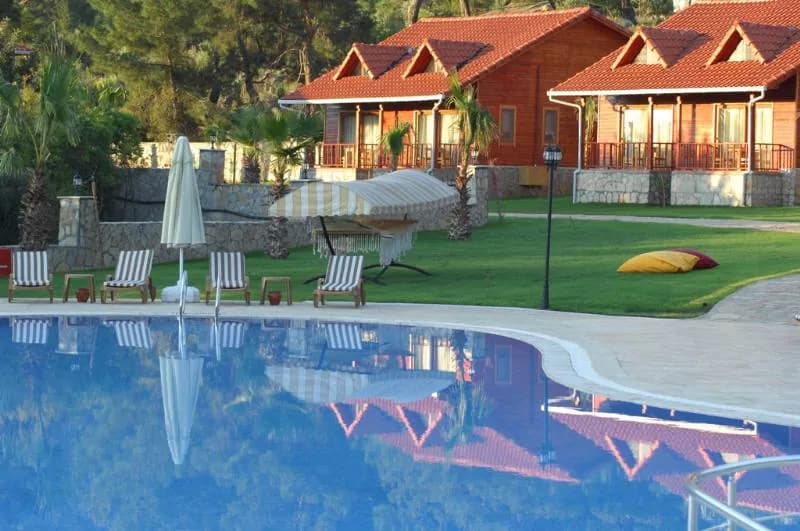 Club Sun Village havuz kenarındaki ahşap bungalovlar
