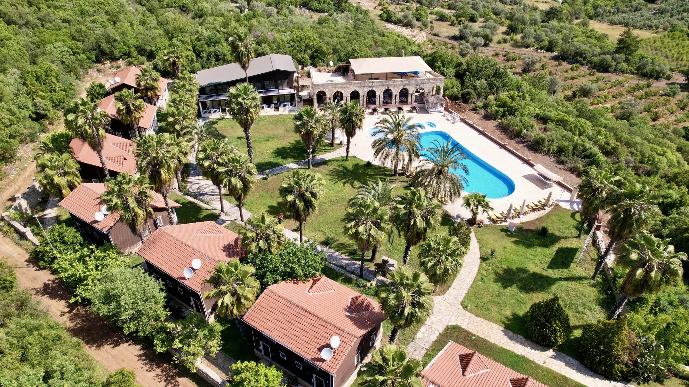 Club Sun Village drone görüntüsü: bungalovlar, havuz ve bahçe