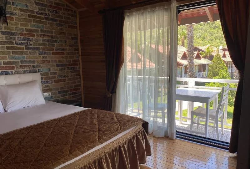 Club Sun Village Eko oda balkona açılan cam kapı