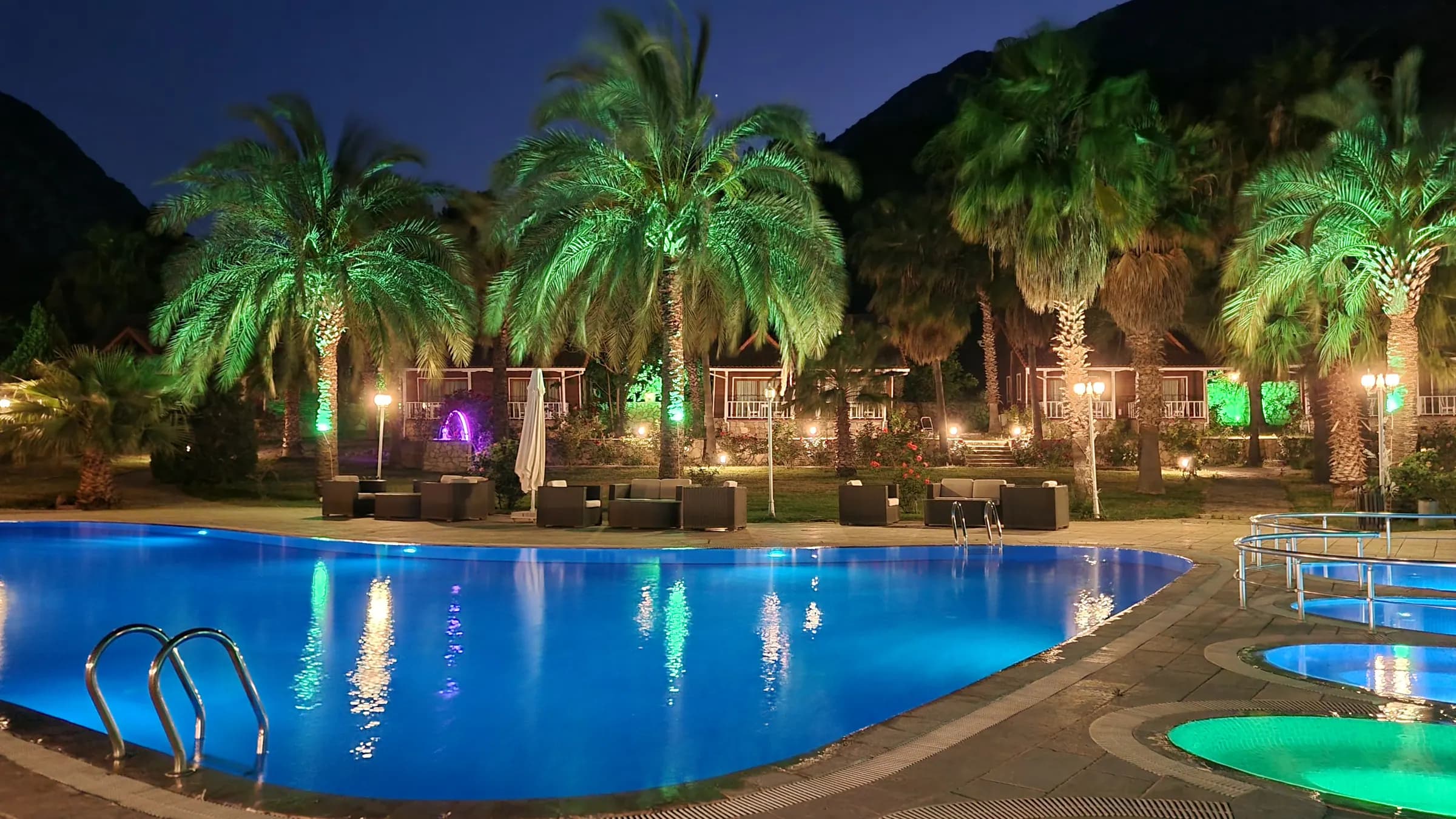 Club Sun Village gece ışıklandırılmış havuz ve palmiyeler