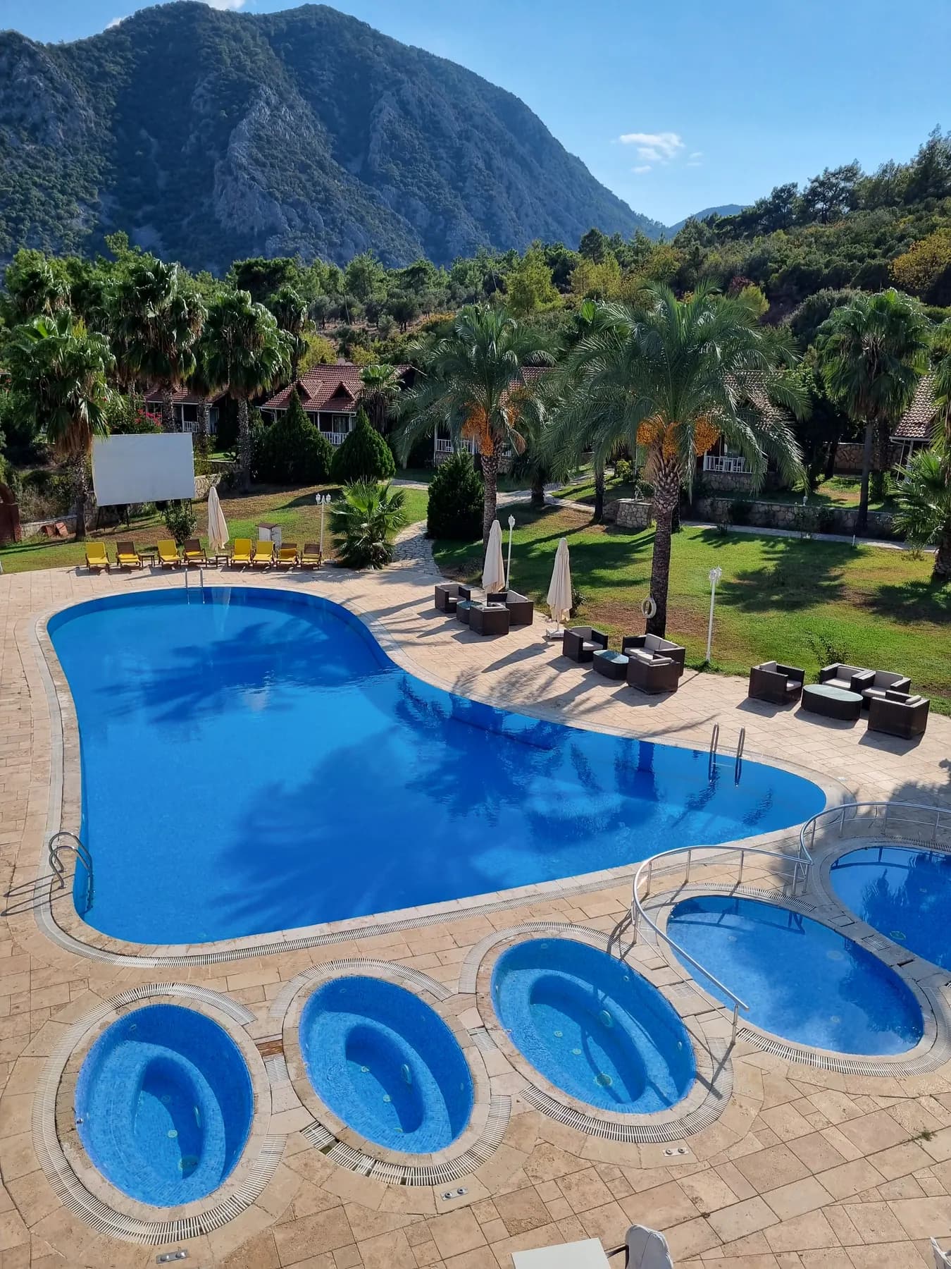 Club Sun Village ayak izi şeklindeki konsept havuz ve parmak havuzları