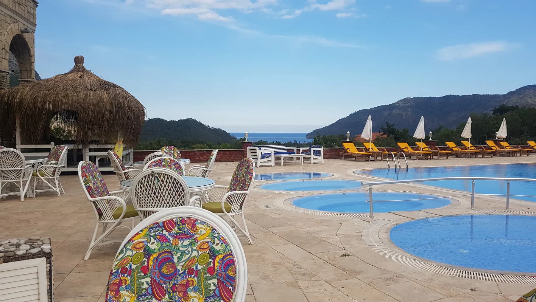 Club Sun Village terasından havuz ve deniz manzarası