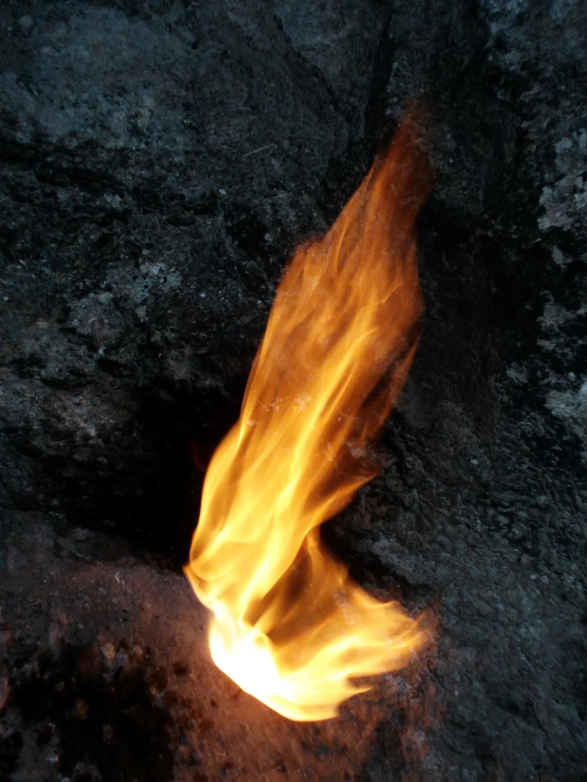 Yanartaş'ta (Chimaera) kayalardan çıkan doğal alevler, Çıralı